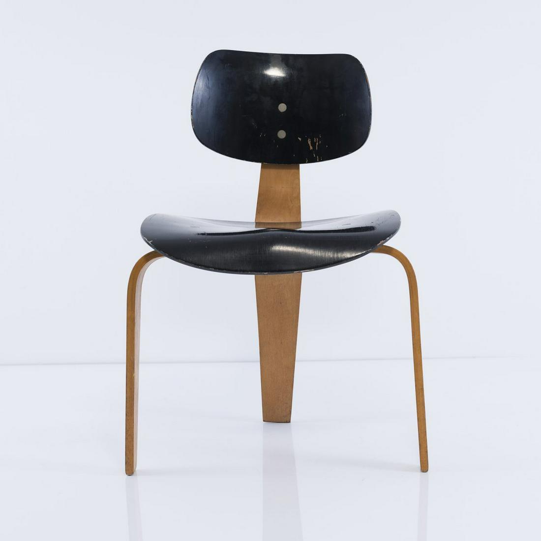 Egon Eiermann, 'SE 42' chair, 1949/50: Egon Eiermann, 'SE 42' chair, 1949/50, H. 73.5 x 52 x 50.5 cm. Made by Spieth Holztechnik, Esslingen. Beech plywood, painted black, rubber and wooden buffers. Marked with maker's label., Exh. Egon Eie