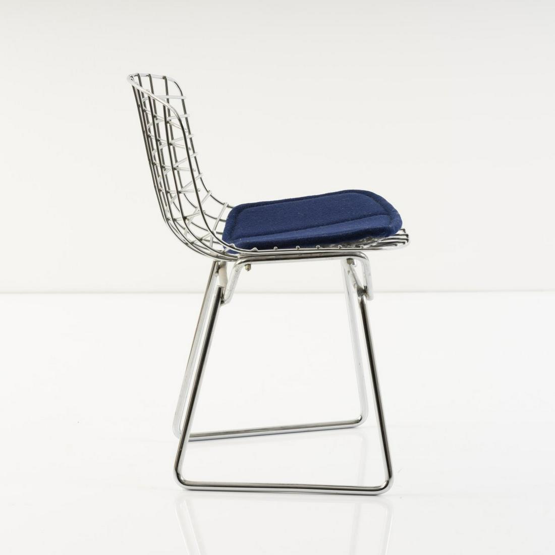 Harry Bertoia, Child's chair '426', c. 1955: Harry Bertoia, Child's chair '426', c. 1955, H. 50.5 x 33 x 33 cm. Made by Knoll International, New York. Tubular metal, metal wire, chrome-plated, blue seat cushion marked: Knoll., Rouland, Knoll Fur