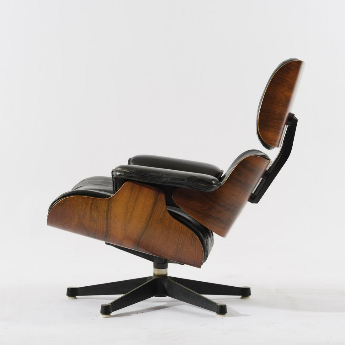 Charles Eames , Lounge chair '670', 1956: Charles Eames , Lounge chair '670', 1956, H. 83 x 85 x 86.5 cm. Made by Vitra Design, Weil/Rhine. Laminated wood with walnut, veneered, stained dark, black leather, cast aluminium and sheet aluminium,