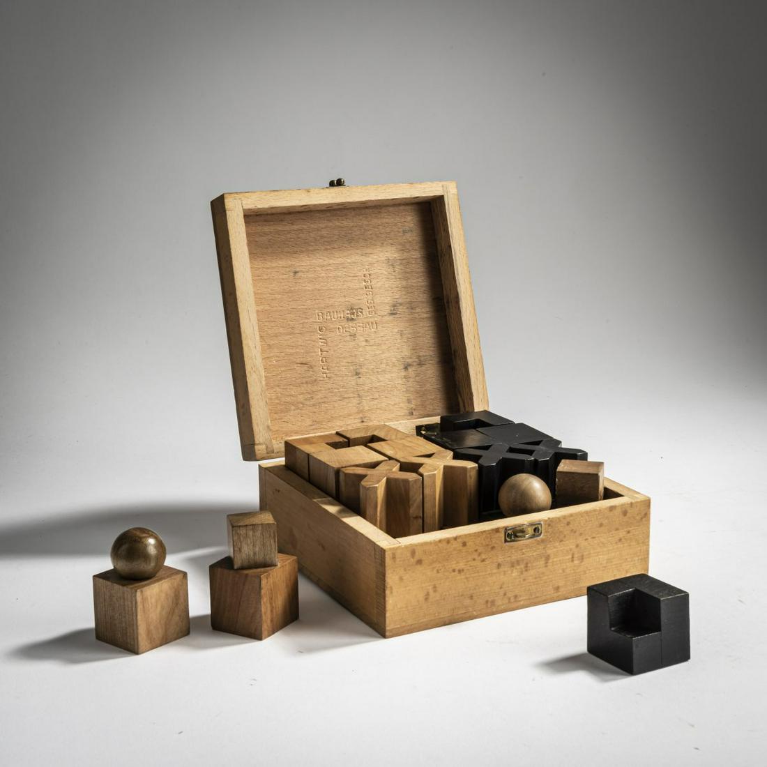 Josef Hartwig, Bauhaus chess set 'XVI', 1924: Josef Hartwig, Bauhaus chess set 'XVI', 1924, 32 tokens. H. 2-4.7 cm. Made by Bauhaus Weimar, after 1926. Maple wood, partially painted black. , Bauhaus-Archiv Berlin Das Bauhaus-Schachspiel von Josef