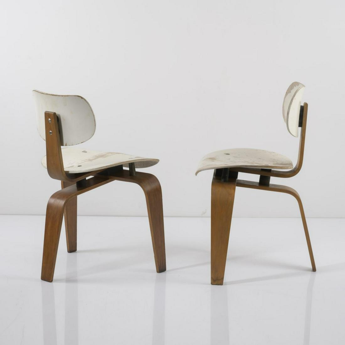Egon Eiermann, 2 'SE 42' chairs, 1949/50: Egon Eiermann, 2 'SE 42' chairs, 1949/50, H. 77 x 51.5 x 50 cm. Made by Wilde & Spieth, Esslingen. Beech plywood, partially painted white., Exh. cat. Egon Eiermann. Die Möbel, Badisches Lande