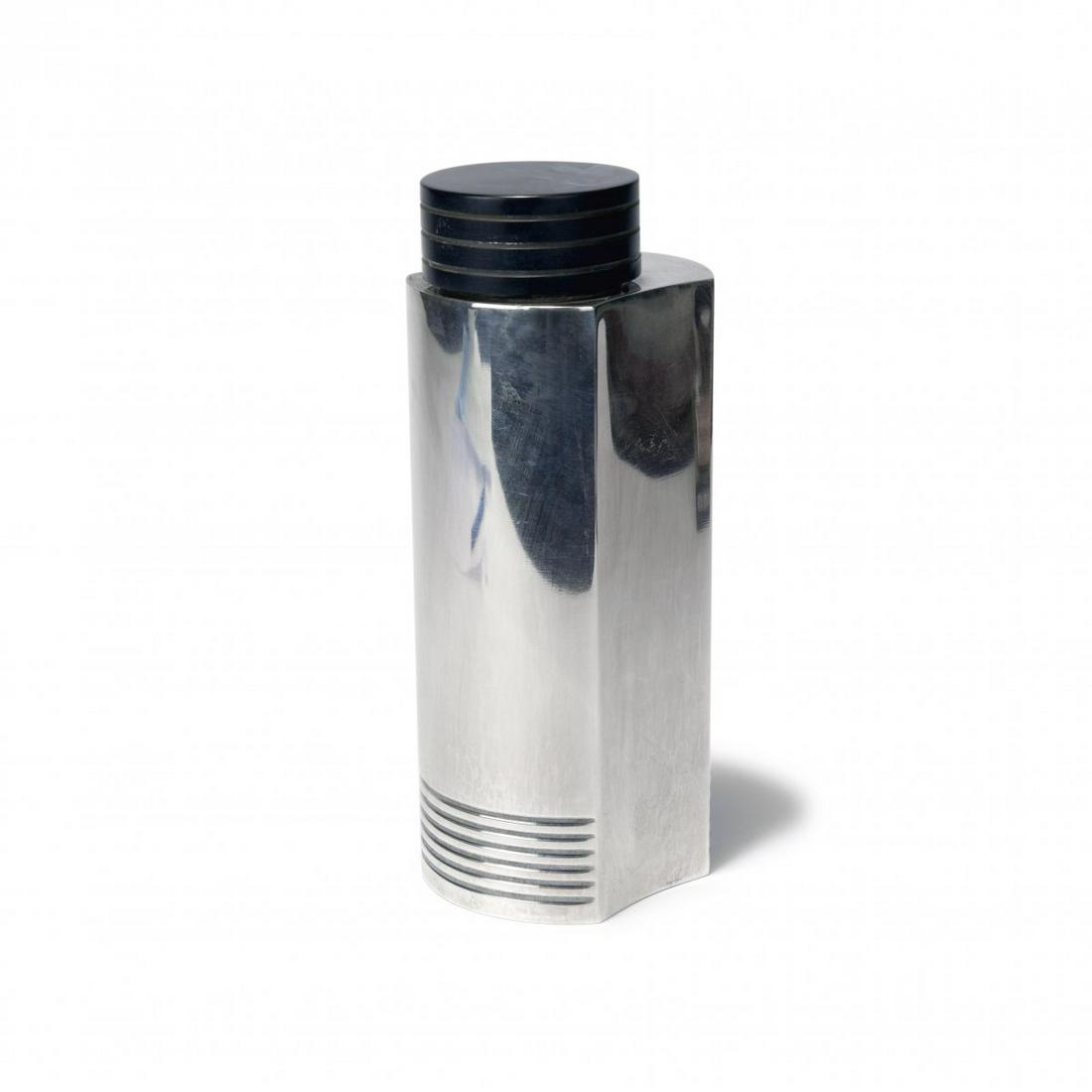 Folke Arström, Cocktail shaker, 1935: Folke Arström, Cocktail shaker, 1935, H. 21.5 cm. Made by Guldsmeds Aktiebolaget, Sweden. Nickel silver, black plastic. Marked: G.A.B., manufacturer's mark, NS ALP. , Fiell, Skandinavisches Desig