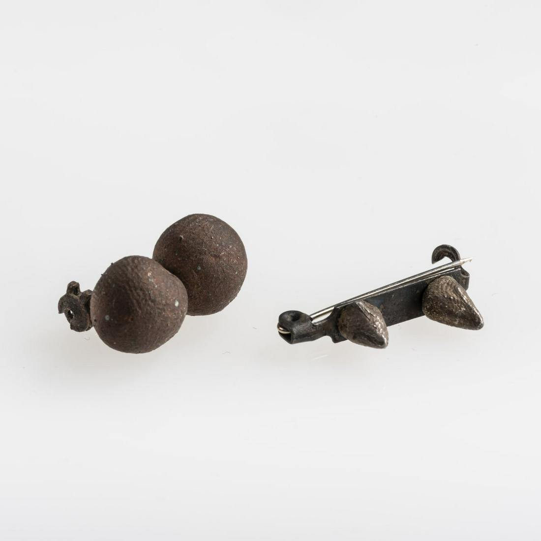 Karl Fritsch (1963 Sonthofen - lives in Wellington), 2: Karl Fritsch (1963 Sonthofen - lives in Wellington), 2 brooches, 1994/95, Silver, oxidized, steel. 2 and 13 grams. L. 21-24 mm.Not signed., Cf. Lim, Andy (ed.): Karl Fritsch. Metrosideros Robusta, Col