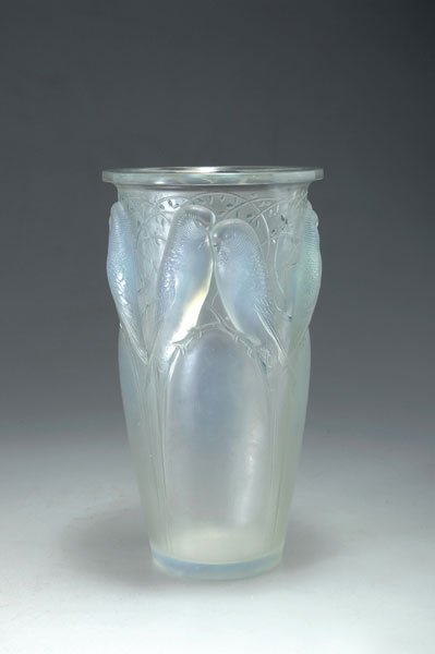 Lalique, Rene, Wingen-sur-Moder: Rene Lalique, Wingen-sur-Moder. 'Huit Perruches' vase, 1924. H. 24 cm. Mould-cast glass, clear and opalescent, matted. Reliefed pattern with shell parakeets. Marked: R. LALIQUE.
