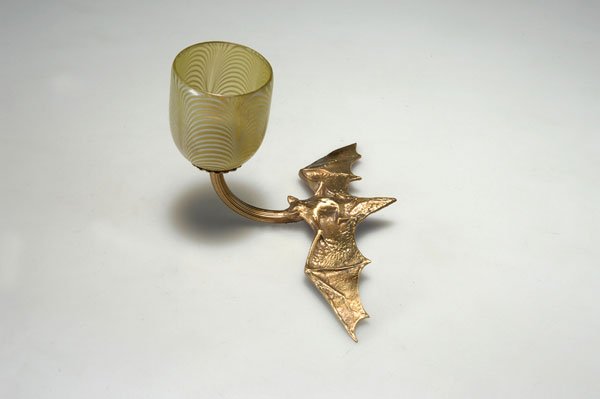 Frankreich: France. Sconce with bat, c. 1900. H. 15 cm; 11.6 x 19.4 cm. Gilt brass, shade of cased glass, clear matt, tinted green and white combed threads.