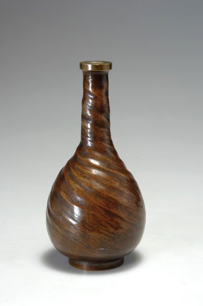 Jensen, Evan, Kopenhagen: Evan Jensen. Bronze vase for the Paris world fair 1937. H. 18.3 cm. Bronze with dark patina. Marked: EVAN JENSEN, maker's mark, DENMARK, 10, BRONZE, GRAND PRIX PARIS 1937.