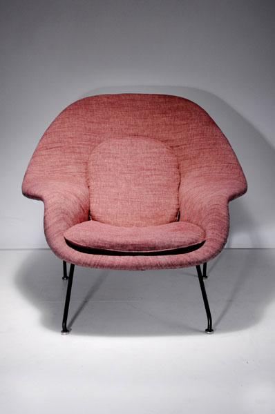 Eero Saarinen. 'Womb chair', designed in 1948. H. 9: Eero Saarinen. 'Womb chair', designed in 1948. H. 91 x 100 x 100 cm. Made by De Coene, Gullegem, in the 1950s for Knoll International, New York. Seat of metal sheet, foam upholstery, red woollen cover