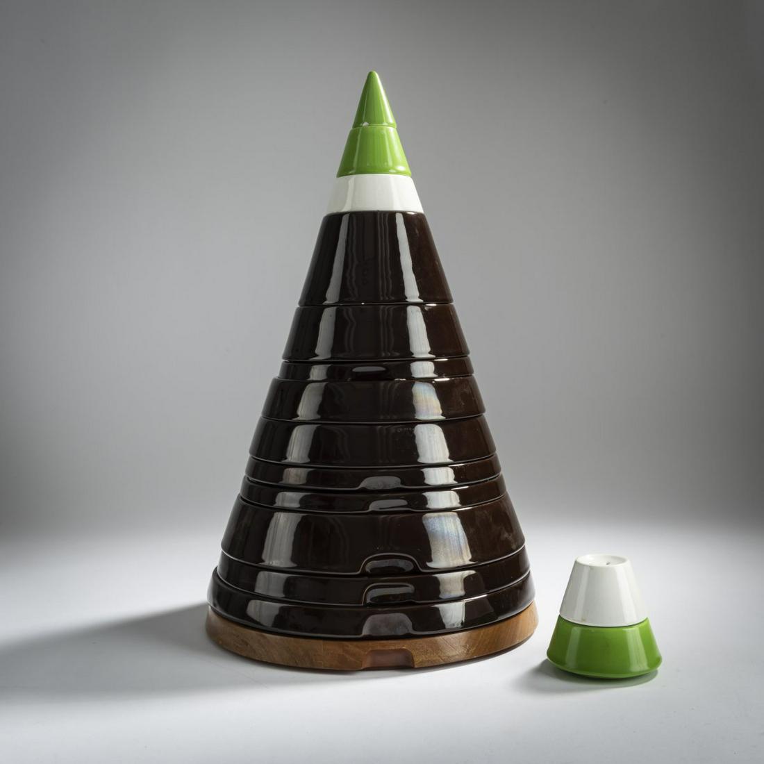 Ambrogio Pozzi; Pierre Cardin, Stacking / picnic dishes: Ambrogio Pozzi; Pierre Cardin, Stacking / picnic dishes 'Cono', 1969, 16 pieces. H. 43 cm, Ø 3.5-26 cm. Board: Ø 27 cm. Made by Franco Pozzi, Gallarate. Earthenware, glazed dark brown, g