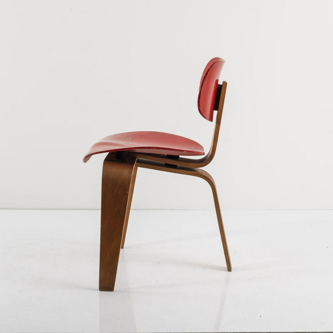 Egon Eiermann, 'SE 42' chair, 1949/50: Egon Eiermann, 'SE 42' chair, 1949/50, H. 74 x 52 x 53 cm. Made by Wilde & Spieth, Esslingen. Beech plywood, painted red, rubber and wooden buffers. Marked: manufacturer's label., Exh. cat. Egon E