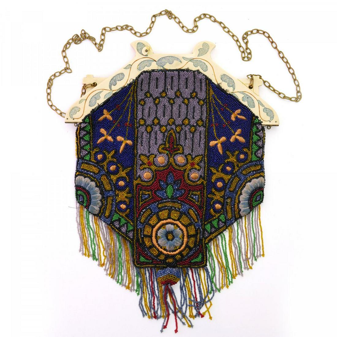 Bag with geometric shapes, c. 1910/20: Bag with geometric shapes, c. 1910/20, H. 33.5 x 25 cm. Polychrome beadwork and embroidery on textile, bakelite hanger, brass chain.,