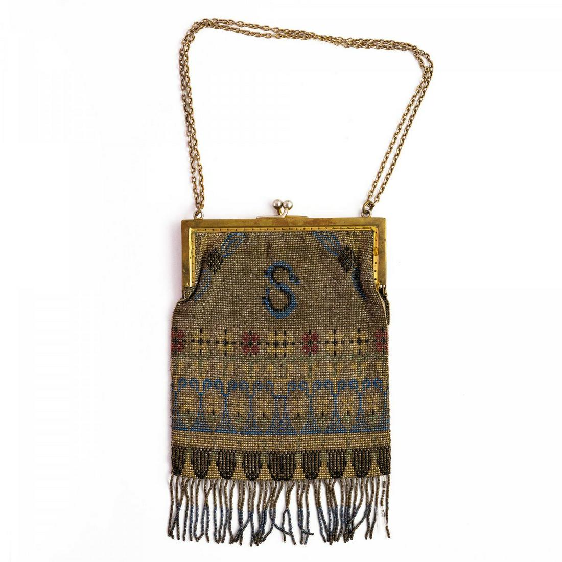 Steel bead handbag 'S', c. 1910: Steel bead handbag 'S', c. 1910, H. 20 x 13 cm. Woven polychrome steel beads, silk lining, brass bail, brass chain.,
