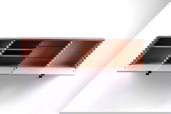 Knoll, Florence: Florence Knoll. '121' hanging cabinet, designed in 1947. H. 44.8 x 180 x 38 cm. Made by Knoll International, Stuttgart, up to 1973. Nutwwod, inside maple, white shutters, black leather. Marked: two ma