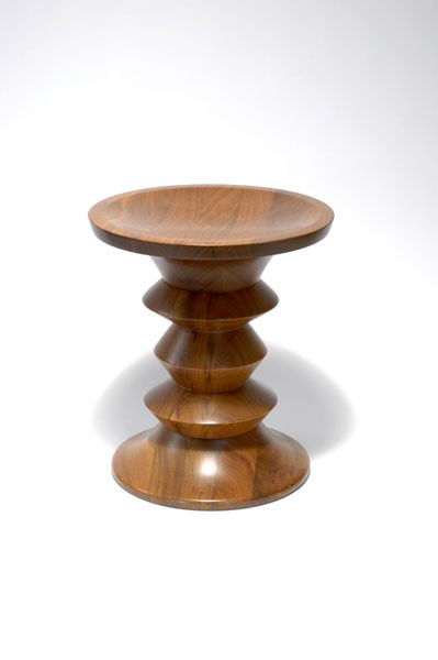 Eames, Ray: Ray Eames. 'Time Life' stool, designed in 1960. H. 37.5 cm; Diameter 33 cm. Made by Herman Miller, Zeeland. Turned walnut wood.