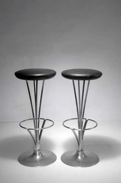 Hein, Piet: Piet Hein. Pair of bar stools, designed in 1961. H. 80 cm; Diameter 36 cm. Made by Fritz Hansen, Alleršd. Chrome-plated tubular steel, black leather.
