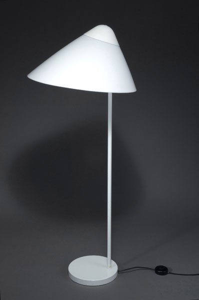 Wegner, Hans J.: Hans J. Wegner. 'Opala' floor light, designed in 1975. H. 132 cm; Diameter 52.5 cm. Made by Louis Poulsen, Copenhagen. Tubular steel, sheet steel, painted white, white plastic. Marked: Maker's paper l
