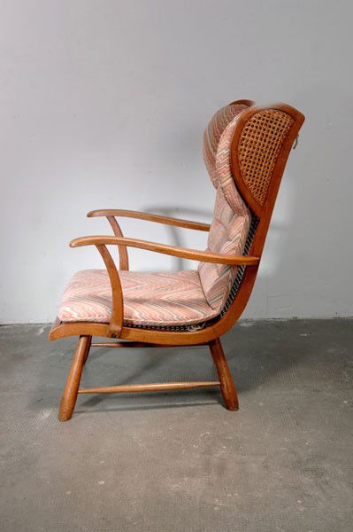 Frank, Josef (zugeschrieben): Josef Frank (attributed). High-backed chair, designed in the 1930s. H. 102 x 62 x 80 cm. Made by Haus & Garten, Vienna (attributed). Oakwood, wickerwork, uphostery with multi-coloured textile.