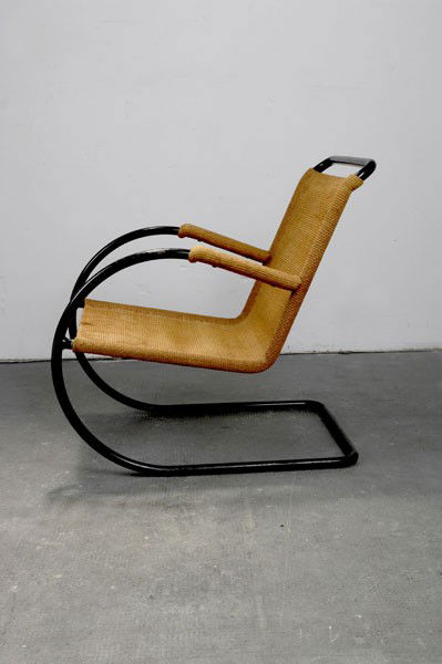 Pelt, Bas van: Bastiaan Johannes (Bas) van Pelt. Cantilever chair, designed in 1933. H. 76 x 57 x 79 cm. Made by D3, Rotterdam. Tubular steel, painted black, mustard-yellow sisal cover.