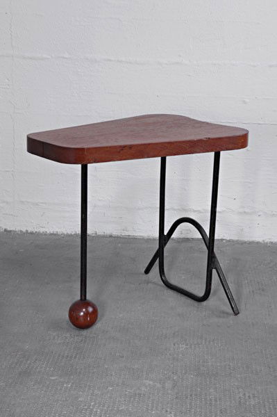 Hitier, Jacques (zugeschrieben): Jacques Hitier (attributed). Small side table, designed circa 1952. H. 51 x 37 x 57 cm. Tubular steel, painted black, oakwood top.