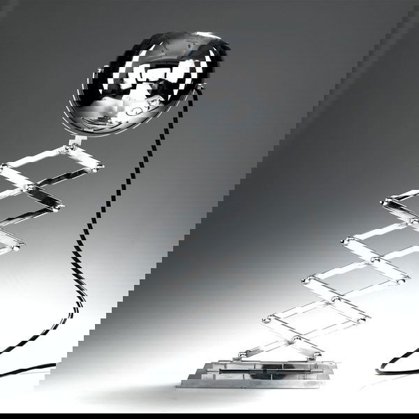 Becker, Dorothee: Dorothee Becker. Extensible light designed in 1968. L .88.5 cm (max). Made by Design M Ingo Maurer Munich. Metal, chrome-plated. Marked: Maker's mark.