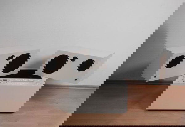 Bellini, Mario: Mario Bellini. 'Totem ' stereo system., designed in 1970. H. 52 x 52 x 52 cm. Made by Brionvega, Milan, in the 1970s. Chipboard, white plastic lamintate. Marked:Brionvega, technical data.