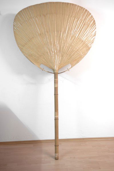 Maurer, Ingo: Ingo Maurer. 'Uchiwa I' floor light, designed in 1973. H. 211 cm; Diameter 108 cm. Made by Design M Ingo Maurer Munich. Bamboo, rice paper. Remnants of a label.