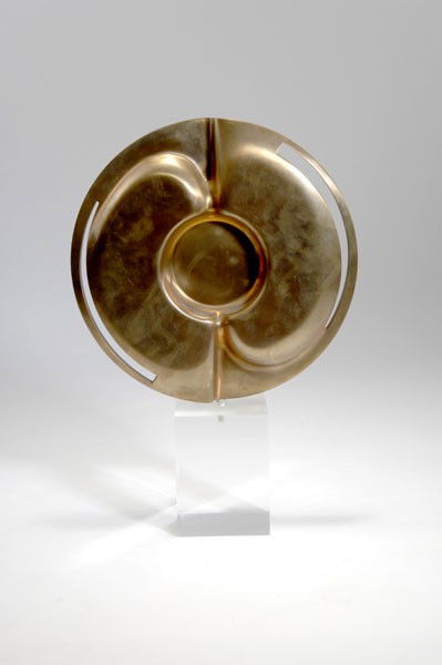 Cappello, Carmelo: Carmelo Cappello. 'Forma orrizontale circolare' sculpture, designed in 1973. Diameter 33.7 cm; Height incl. base: 49 cm. Made by Alessi Fratelli s.p.a., Crusinallo. Bronze, perspex base. Marked: Carme