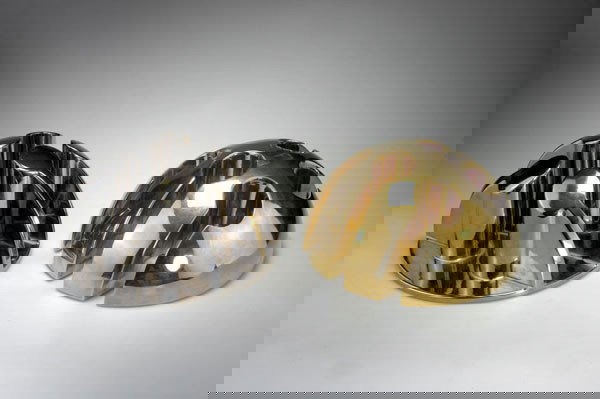 Pomodoro, Arnaldo: Arnaldo Pomodoro. 'La Dualita e l'uno'. Two pieces, designed circa 1975. H. 15 cm; Diameter 31.2 cm. Made by Ceramica Franco Pozzi, Gallarate. Earthenware, coated with gold and platinum. Marked: fp, e