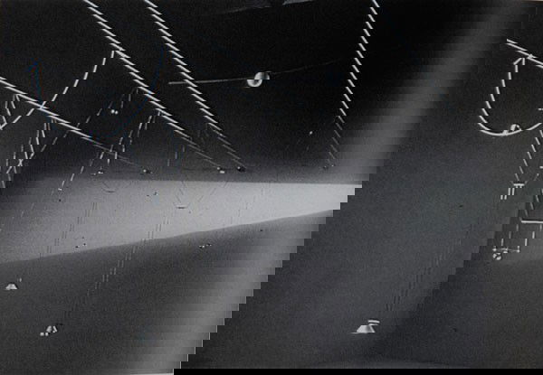 Maurer, Ingo: Ingo Maurer and team. 'YaYaHo' lighting system, designed in 1984. L. 230-250 cm. Made by Design M Ingo Maurer Munich. Steel wire, steel rods, coated with rubber, glass, porcelain, plastic. Marked: Mak