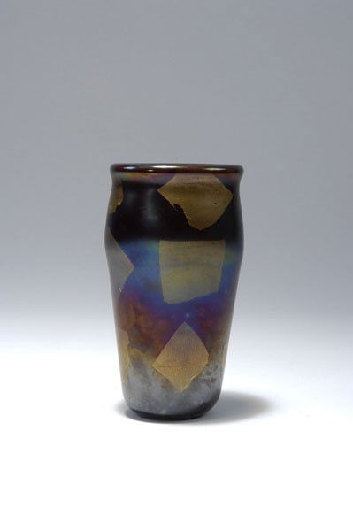 Ferro, Giorgio (zugeschrieben): Giorgio Ferro (attributed). Vase. H. 23.3 cm. Designed circa 1952. Made by A.Ve.M (attributed). Overlaid glass, clear and claret-red, with fused gold foil, slightly iridescent.