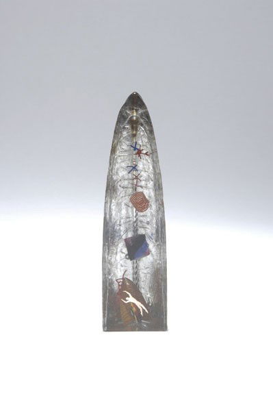 Vallien, Bertil: Bertil Vallien. Stele. H. 31.5 cm. Designed circa 1985. Made by Kosta Boda. Clear glass block, back with applied silver foil, multi-coloured murrhines and included threads, silvery platelets in the sh