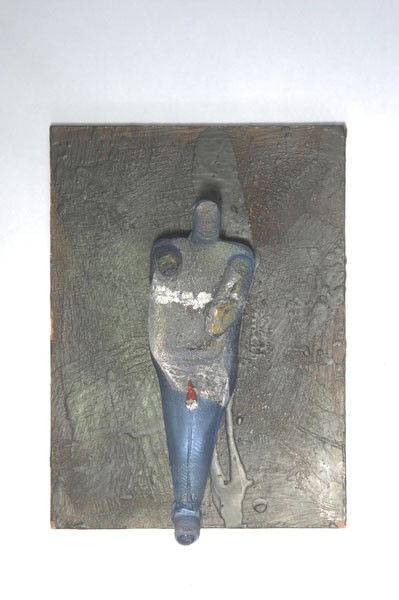 Vallien, Bertil: Bertil Vallien. Unicum glass object on a plate. Figurine: H. 30 cm; plate: 37 x 26 cm. Designed circa 2000. Made by Kosta Boda. Roughly etched blueish glass, yellowish surface, moulded in sand, applie