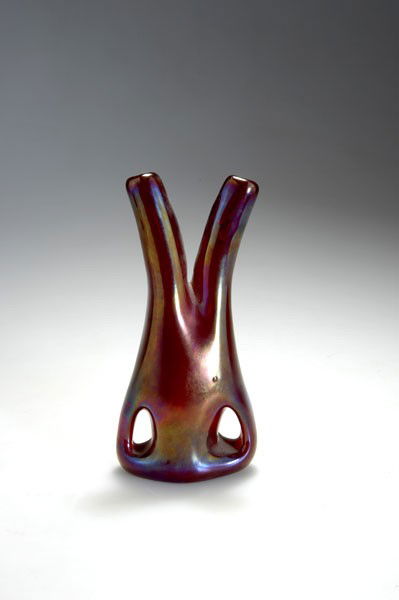 Ferro, Giorgio: Giorgio Ferro. Small 'anse volante' vase. H. 15 cm. Designed circa 1952. Made by A.Ve.M. Glass, clear and ruby-red; iridescent.