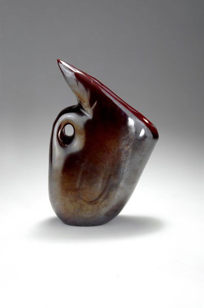 Ferro, Giorgio: Giorgio Ferro. 'Anse volante' vase. H. 26 cm. Designed circa 1952. Made by A.Ve.M. Thick glass, clear and ruby-red; iridescent.