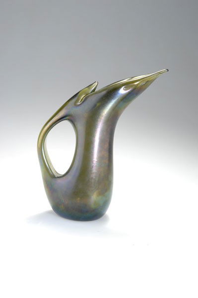 Ferro, Giorgio: Giorgio Ferro. 'Anse volante' vase. H. 22.8 cm; designed circa 1952. Made by A.Ve.M. Thick glass, clear and green; iridescent.