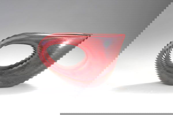 Ferro, Giorgio: Giorgio Ferro. 'Anse volante' vase. H. 12.5 cm. Designed circa 1952. Made by A.Ve.M. Thick glass, clear and raspberry red; iridescent.