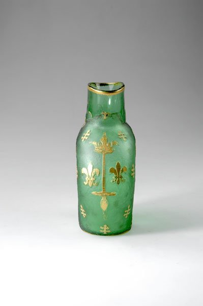 Daum Freres, Nancy. 'Jehanne la Lorraine' vase, 18: Daum Freres, Nancy. 'Jehanne la Lorraine' vase, 1894. H. 18.1 cm. Green glass, etched and gilt. Partially red-brown contours. Pattern on roughly etched ground. Stylised outline of Lorraine with a cut