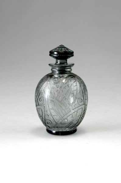 Daum Freres, Nancy. Flacon, circa 1930. H. 13.7 cm: Daum Freres, Nancy. Flacon, circa 1930. H. 13.7 cm. Smokey glass, roughly etched pattern with leaves and buds. Signed: DAUM, cross of Lorraine, NANCY FRANCE, 24.