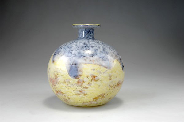 Verreries Schneider, Epinay-sur-Seine. 'Jades' vas: Verreries Schneider, Epinay-sur-Seine. 'Jades' vase, 1922-28. H. 18.6 cm. Cased glass, clear, light-yellow powder inclusions. Brown and white dots, combed inclusions, whitish and blue. Signed: Schneid