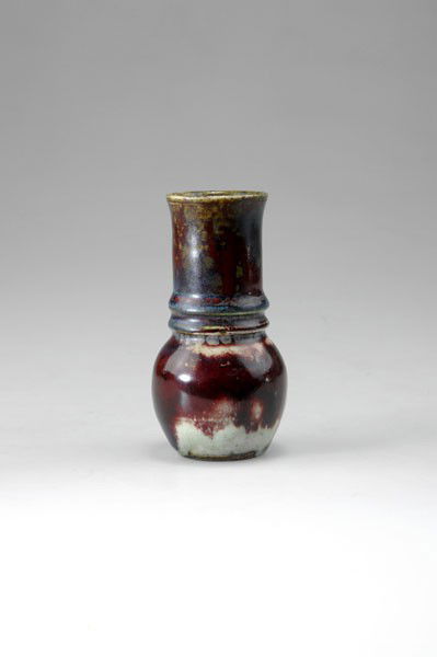 Pierre-Adrien Dalpayrat, Bourg-la-Reine. Vase, 190: Pierre-Adrien Dalpayrat, Bourg-la-Reine. Vase, 1904-06. H. 11.5 cm. Stoneware, glazed white, running glaze in dark-red, partly crystalline-green. Makred: Dalpayrat, stamp of workshop.