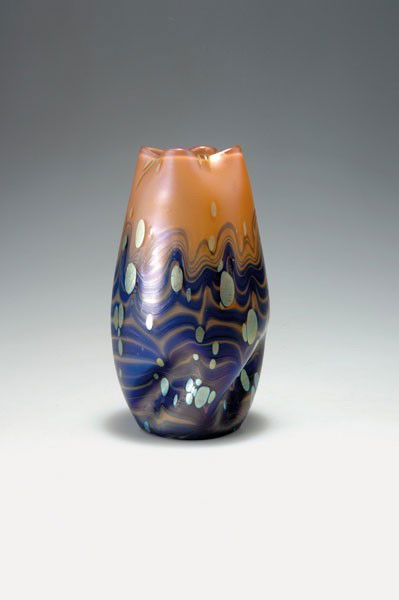 Loetz, Klostermuehle. Cytisus vase, 1902-03. H. 20: Loetz, Klostermuehle. Cytisus vase, 1902-03. H. 20.4 cm. Cased glass, pink (Neurot) and clear, lower part with wavy threads, silver-yellow dots (Cytisus, stylised gorse pattern). Matt gold and mother-