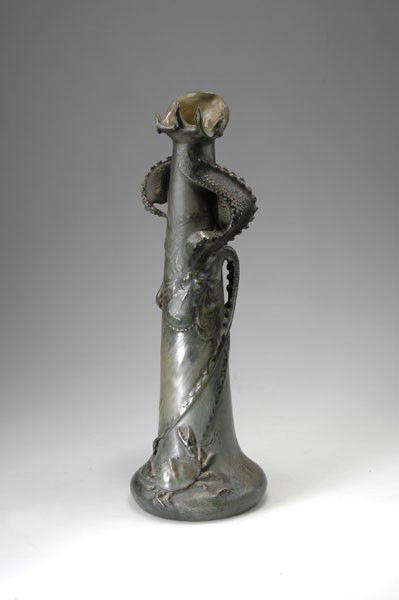 Amphora, Riessner & Stellmacher, Turn-Teplitz. Vas: Amphora, Riessner & Stellmacher, Turn-Teplitz. Vase with octopus and crab, circa 1903. H. 48 cm. Earthenware with dark-grey glaze. Reliefed, partially plastic depiction of an underwater scenery with c