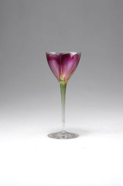 Fritz Heckert, Petersdorf: Fritz Heckert, Petersdorf. Wineglass, prior to 1905. H. 19.2 cm. Clear glass, greenish, enamel in purple with golden contours and veins. Foot gilt. Marked: A 720.