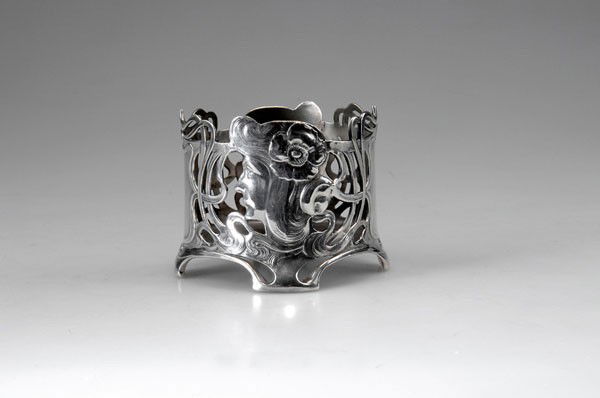 WMF, Geislingen: WMF, Geislingen. Bottle coaster with girl's profile, circa 1900. H. 8.1 cm. Britannia metal, silver-plated. Marked: B, maker's mark, as.