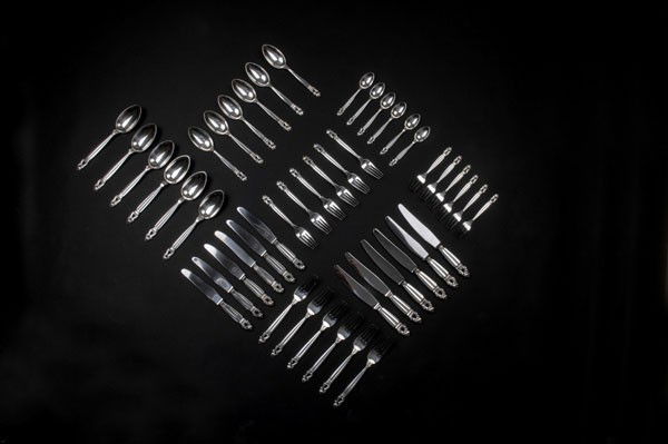 Johan Rohde (1856 - 1935), Copenhagen: Johan Rohde. 'Konge - Acorn' cutlery, 1915. 48 pieces. 6 spoons, L. 20.4 cm; 6 starter spoons, L. 17.1 cm; 6 coffee spoons, L. 12.8 cm; 6 forks, L. 19.9 cm; 6 dessert forks, L. 16.7 cm; 6 cake forks,