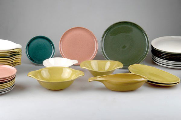 Russel Wright (Lebanon Ohio 1904 - 1976 New York): Russel Wright. 'American modern' dining set. 60 pieces, designed circa 1951. 20 plates: Dm. 25 cm; 8 dessert plates: Dm. 20.7 cm; 11 bread plates: Dm. 15 cm; 13 bowls with handle: H. 4.7 x 17.5 x 15 c