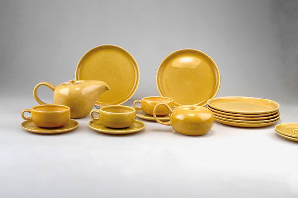 Russel Wright (Lebanon Ohio 1904 - 1976 New York),: Russel Wright. 'American Modern' coffee set. 14 pieces, designed circa 1951. Creamer: H. 10.2 cm; sugar bowl with handle, H. 7.3 cm; 3 cups and saucers: H. 4.8 cm; 2 saucers extra: Diameter 14.6 cm; 7