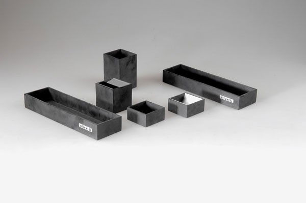 Bruno Munari (1907 - 1998), Mailand: Bruno Munari. 'Cubo' stationary and ashtray for Olivetti, designed in 1957. 2 dishes: H. 3.4 x 25 x 7 cm; 4 jars: H. 3 x 6 x 6 cm; H. 6 x 6 x 6 cm; H. 8.9 x 6 x 6 cm. Made by Danese, Milan. Melamine,