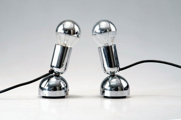 Ingo Maurer (*1932, Reichenau), Muenchen: Ingo Maurer. Pair of 'Pollux' table- /wall lights, designed in 1967. H. 18.3 cm. Made by Design M Ingo Maurer, Munich. Chrome-plated metal, black plastic.
