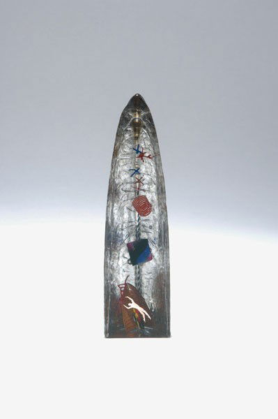 Bertil Vallien (Sollentuna 1938), Schweden: Bertil Vallien. Stele. H. 31.5 cm. Designed circa 1985. Made by Kosta Boda. Clear glass block, back with applied silver foil, multi-coloured murrhines and included threads, silvery platelets in the sh