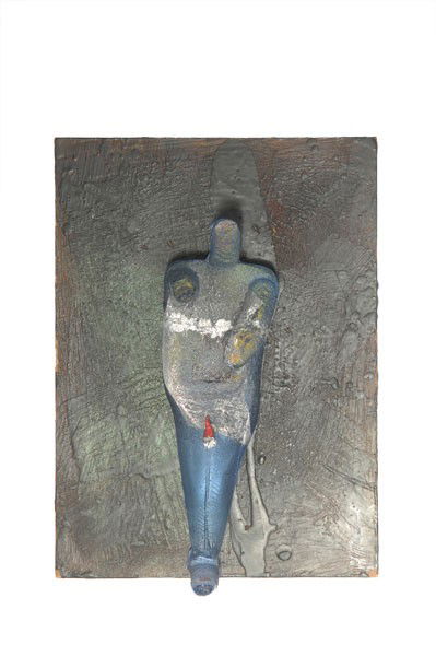 Bertil Vallien (Sollentuna 1938), Schweden: Bertil Vallien. Unicum glass object on a plate. Figurine: H. 30 cm; plate: 37 x 26 cm. Designed circa 2000. Made by Kosta Boda. Roughly etched blueish glass, yellowish surface, moulded in sand, applie